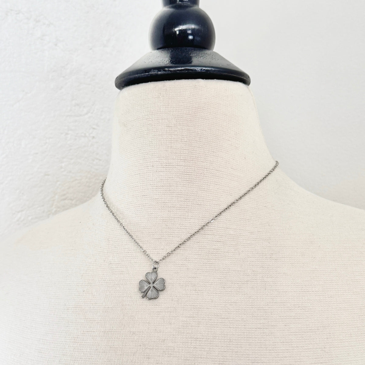FOXLARK four-leaf clover charm necklace, lucky charm pendant with detailed four-leaf clover design.